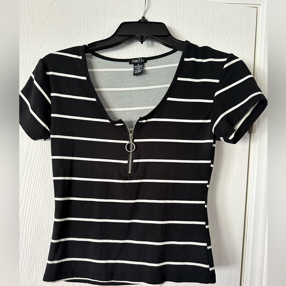 Super cute black and white zipper front crop